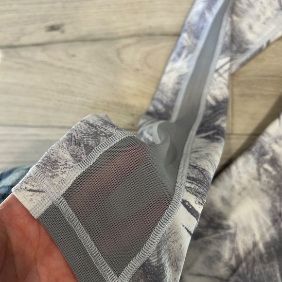 Lululemon Grey & White Mesh Legging - Picture 3 of 10
